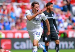 Santiago Giménez celebra una anotación con Cruz Azul