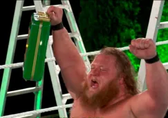 Otis festeja su triunfo en Money in the Bank