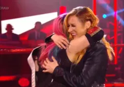 Asuka abraza a Becky Lynch tras enterarse de su embarazo