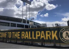 Una manta da la bienvenida al Coliseum de Oakland