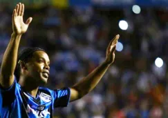 Ronaldinho celebrando un gol con los Gallos Blancos