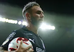 Miguel Layún con el balón en mano 