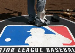 Umpire sobre logo de la MLB