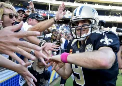 Drew Brees saludo a los fans después de un partido