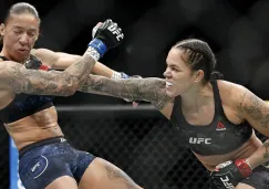  Amanda Nunes propina un golpe a Germaine de Randamie