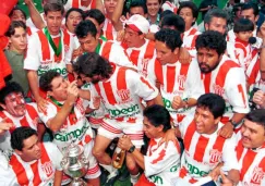 Jugadores de Necaxa celebran el título contra Cruz Azul