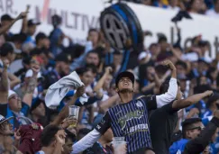 Afición de Gallos Blancos alentando 