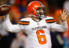 Mayfield lanza un pase en un juego de los Browns