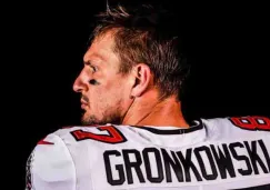 Rob Gronkowski posa con el nuevo uniforme de Tampa Bay