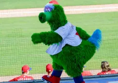 Phillie Phanatic pone el ambiente en el estadio