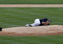 Masahiro Tanaka tendido en el césped