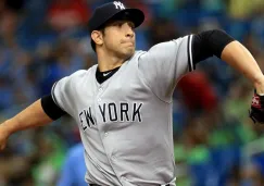 Luis Cessa lanza la pelota durante un juego