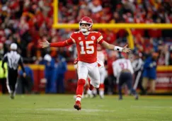 Mahomes corre en un juego de los Chiefs