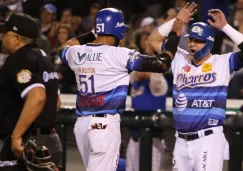 Jugadores de Charros de Jalisco celebran una jugada