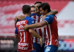 Jugadores de Chivas celebran un gol ante Mazatlán