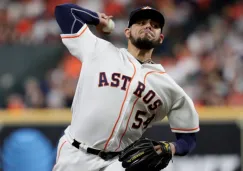 Roberto Osuna realiza un lanzamiento en un juego de los Astros