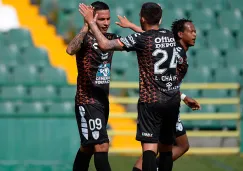 Roberto de la Rosa festeja el gol con sus compañeros