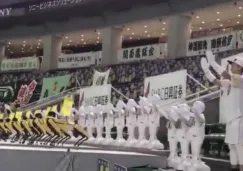 Equipo japonés de beisbol colocó robots bailadores en las gradas