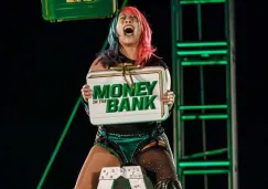 Asuka levanta maletín de 'Money in the bank'