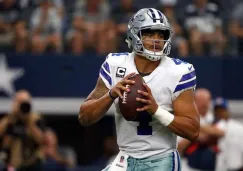 Dak Prescott visualiza el campo para lanzar un pase