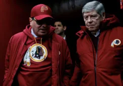 Dan Snyder entrando a la cancha por el túnel de Washington