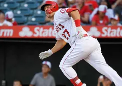 Mike Trout observa uno de sus batazos