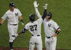 Aaron Judge festeja con los jugadores de Yankees