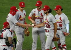 El pitcher Daniel Ponce de León entrega la pelota al manager Mike Shildt