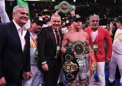 Canelo Álvarez posa con sus cuatro títulos del mundo 