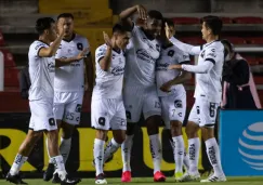 Jugadores del Querétaro celebran gol ante América