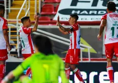 Jugadores del Necaxa celebran el gol de la victoria 