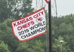 Mahomes en un La pancarta de campeón de Super Bowl de los Chiefs 