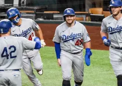 Jackie Robinson festeja junto a sus compañeros