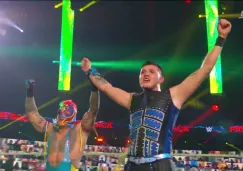 Rey Mysterio y Dominik celebrando la victoria