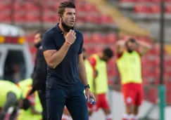 Alex Diego observa el juego de Gallos ante Toluca 