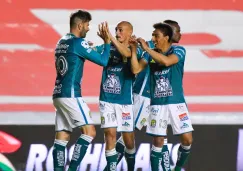 Jugadores de León celebran gol ante Gallos