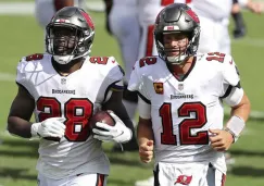 Leonard Fournette y Tom Brady celebran una anotación