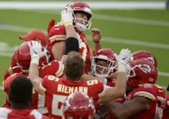 Harrison Butker celebrando la victoria con sus compañeros