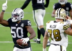 Morrow celebra una intercepción en la victoria ante Saints