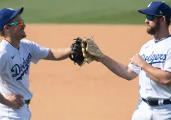 Jugadores de los Dodgers festejan en un partido