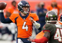 Rypien lanza un pase con los Broncos