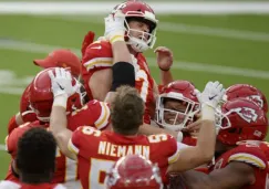 Harrison Butker celebrando la victoria con sus compañeros