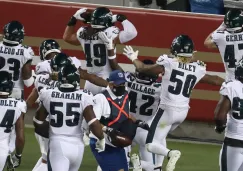 Jugadores de Eagles celebran un 'pick six'