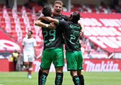 Jugadores de Santos festejan el gol