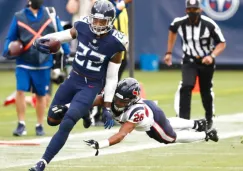 Derrick Henry evitando ser derribado ante los Texans