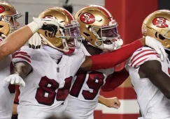 Jugadores de 49ers celebran un TD