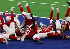 Jugadores de Arizona festejan una intercepción a Dallas