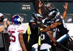 Jugadores de Eagles festejan TD ante Giants