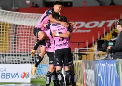 Jugadores de Necaxa festejan una diana ante Xolos