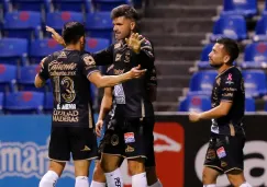 Jugadores de Léon celebran gol vs Puebla